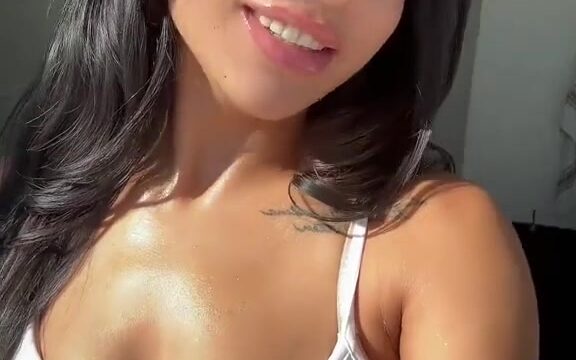 Travis Hunter girlfriend Leanna Lenee showing big breasts!!!