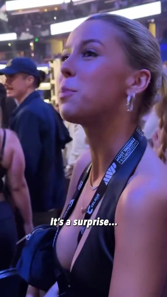 Hailey Welch / Haliey Welch showing off her big breasts!!!