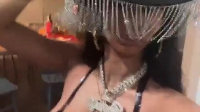 Royalty Onlyfans nude showing off her big breasts!!!