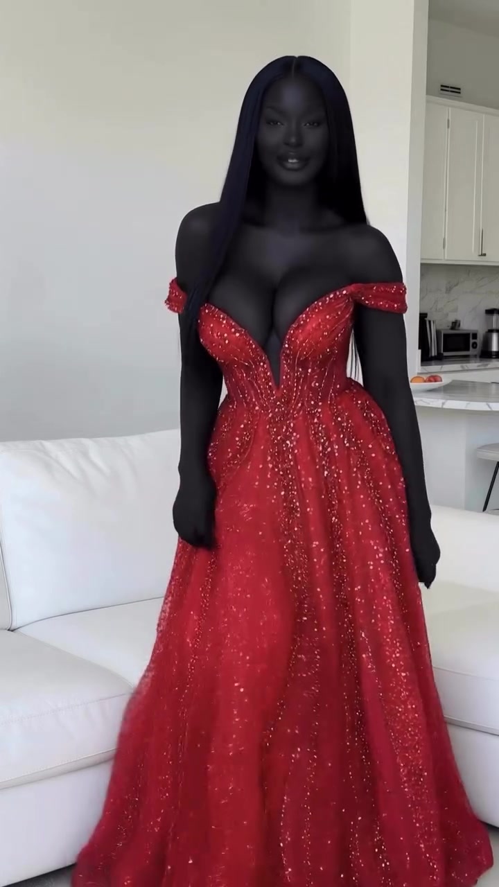 Alicia Kinnaird – Her Breasts Make Me Can’t Take My Eyes Off